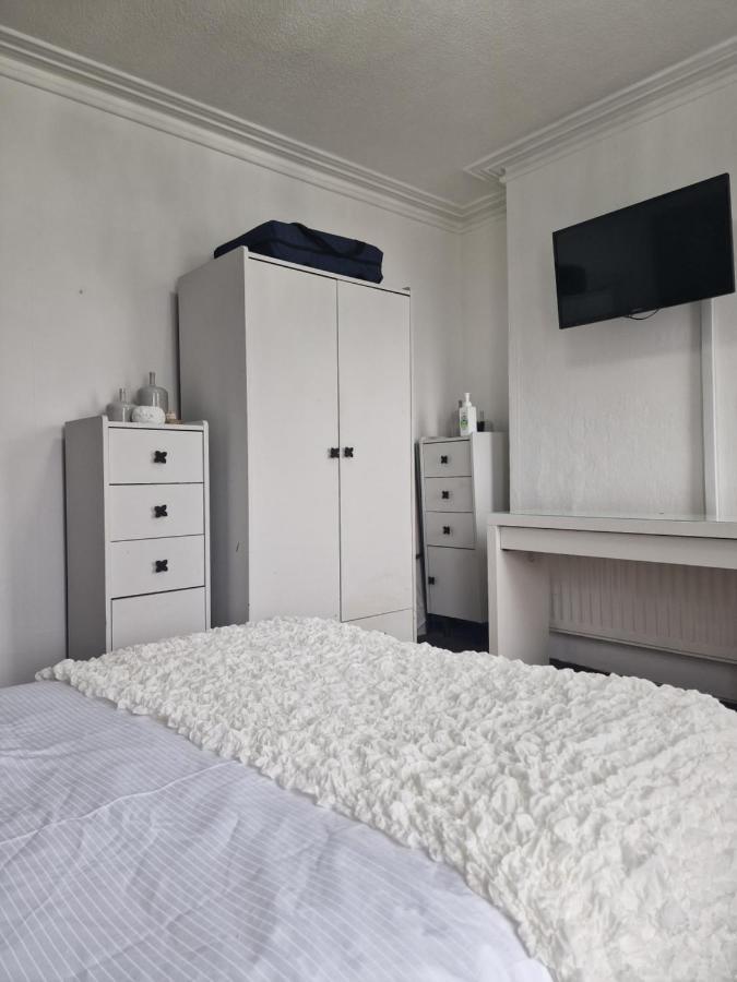 Double Rooms, Free Continental Breakfast, Pics And Full Address Sent After Booking, 2 Miles To Centre