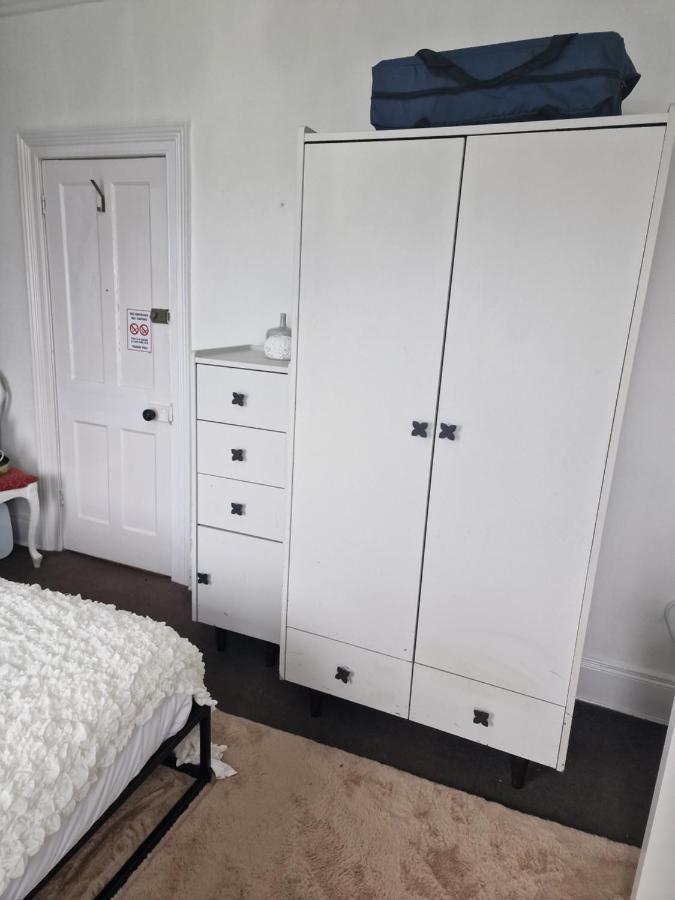Double Rooms, Free Continental Breakfast, Pics And Full Address Sent After Booking, 2 Miles To Centre Homestay Belfast